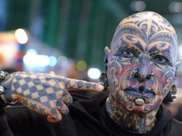 Проходящий в Германии фестиваль тату шокировал зрителей
