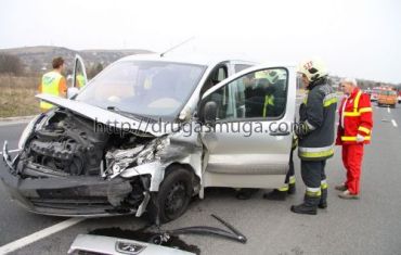 В Венгрии микроавтобус Peugeot уничтожил Daewoo Kalos