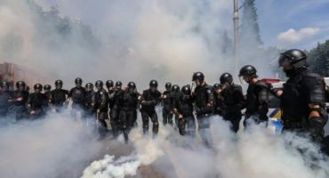 В Киеве активисты захватили суд, полиция применила газ