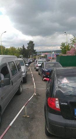 Сотни автомобилей снова застряли в очереди на границе со Словакией