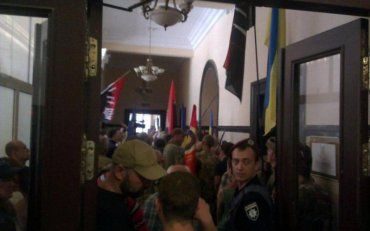Поліція штурмом звільняла Київраду
