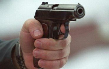В Киеве неизвестный подстрелил из пистолета молодую женщину