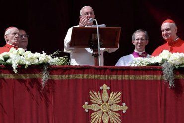Папа римский Франциск отслужил в пасхальную мессу в соборе Святого Петра