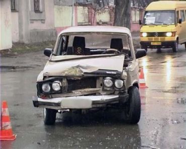 В Киеве на перекрестке не сумели разъехаться двое "Жигулей"