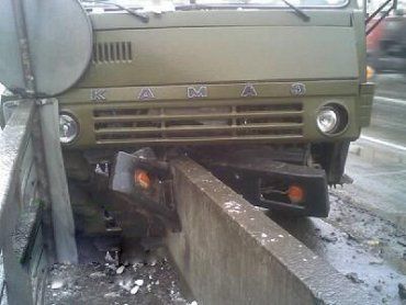 В Киеве КаМаз не заметил бетонный отбойник.