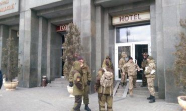 Около 50 человек в камуфляже заняли ряд помещений отеля "Козацкий"