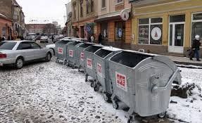 Внутрішній двір на площі Корятовича в Ужгороді перетворився на звалище відходів