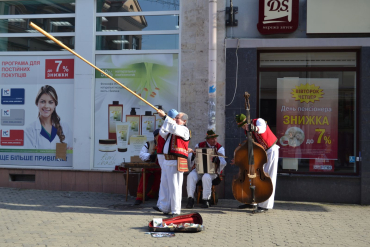 В формате "уличных музыкантов" выступает коллектив "Бетяри, что из Закарпатья"