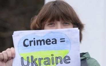 Кримчани здивовано обертаються, почувши знайомі звуки. Гімн України в Ялті