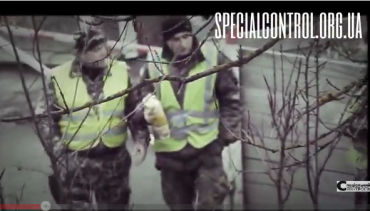 На видео видно, что стражи порядка берут из микроавтобусов натуральные поборы