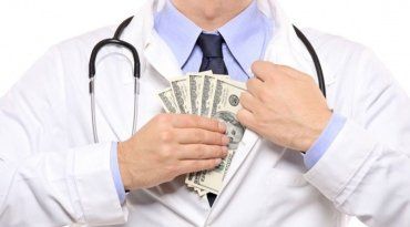Медики хотіли отримати велику суму грошей за сиворотку від укусу змії