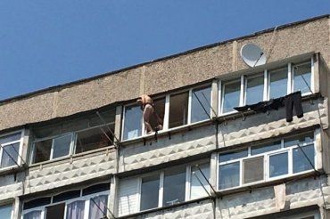 Обнаженный мужчина вылез из окна на 10 этаже дома и застрял