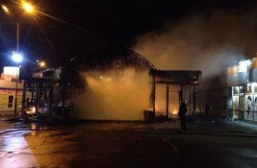 В Киеве сгорели два магазина, поврежден выход из метро "Позняки"