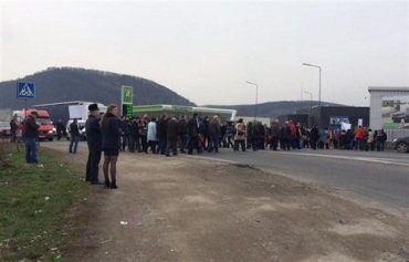 Преподаватели мукачевских училищ заблокировали трассу Киев-Чоп