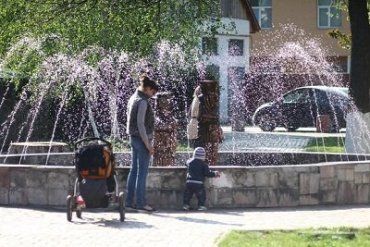 В Мукачево миллиардами капель воды заискрились на солнце фонтаны