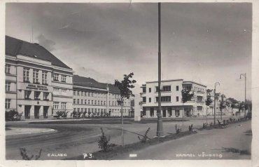 На фото изображена набережная Ужа и Тиршова площадь