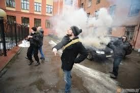 Активісти при цьому скандували "Смерть київської хунті!", і "Слава Новоросії!"