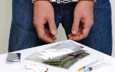 На території однієї з київських шкіл чоловік продавав наркотики