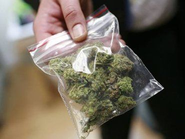 Патрульные полицейские изъяли наркотики - марихуану и первентин