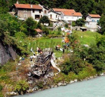 Переполненный школьный автобус упал с моста на юге Непала