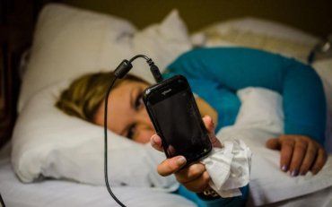 Вчені б'ють на сполох: телефонна зарядка небезпечна для здоров'я