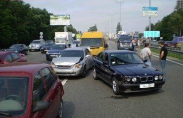 В Киеве из-за гаишника в аварию попало пять машин