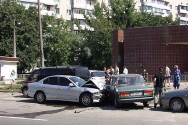 ДТП в Киеве: Mitsubishi Galant протаранил 3 авто, жертв нет