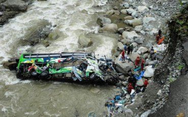 Жуткая автокатастрофа в Непале: десятки погибли