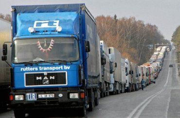 На КПП Дяково собралось около 30 грузовиков