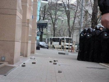 Активисты подошли к офису холдинга «СКМ» и начали забрасывать камнями