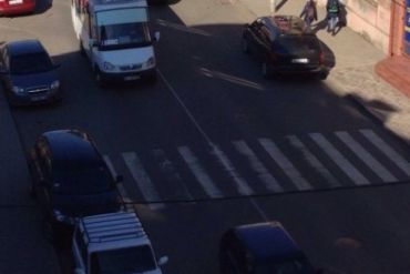 Водій припаркувався просто посеред переходу на вулиці Швабській