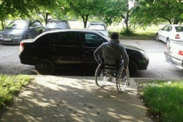 Человек в коляске не мог объехать прикаркованую в неположенном месте машину