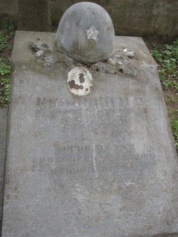 На воинском мемориальном кладбище в центре Комарно было захоронено 93 человека