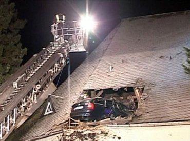 Водитель превысив скорость припарковался на крыше церкви