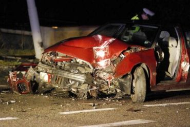 В Чешских Будеевицах полицейский на Peugeot 406 врезался в столб