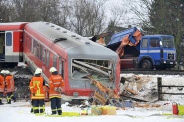Поезд на железнодорожном переезде въехал в грузовик, 13 человек пострадали