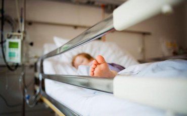 Дворічна крихітка померла в лікарні від опіків, які лікували батьки