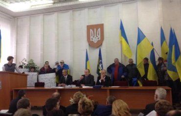 На пленарное заседание Ужгородского райсовета сегодня попали митингующие