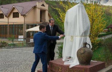 Открыл памятник сам основатель комплекса "Термал Стар» Алекс Ровт
