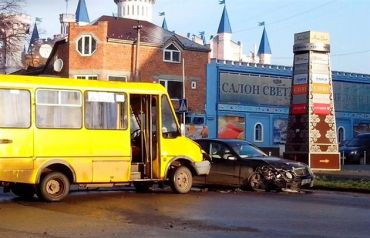 Около ужгородского ТЦ "Дастор" водитель автобуса устроил ДТП