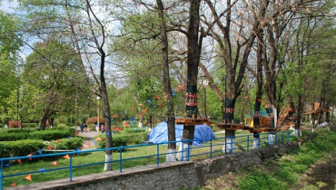 В Иршаве готовятся к сезону развлечений и уже опробовали канатный парк