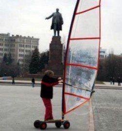 Серфинг под парусом по улицам Харькова