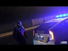 Полицейские Ужгорода пытались затянуть человека в патрульный автомобиль?!