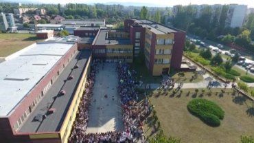 В сети появилось ВИДЕО с Первого звонка в Ужгородской гимназии