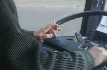 За время поездки водитель скурил 9 сигарет в салоне автобуса!