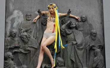 Активістка FEMEN продемонструвала своє ставлення до хресної ходи