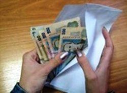 Зарплату в конвертах украинцы любят больше