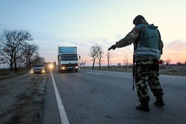 Боевики радикальных группировок перекрыли дорогу грузовикам из России