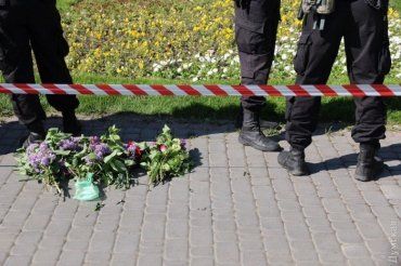 В Одессе люди оставляют цветы на асфальте у ног правоохранителей