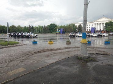 В Краматорске ливень затопил площадь, где будут встречать Порошенко